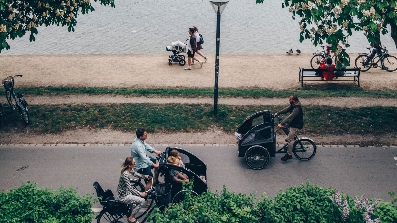 Cargo bikes by the lake | Astrid Maria Rasmussen