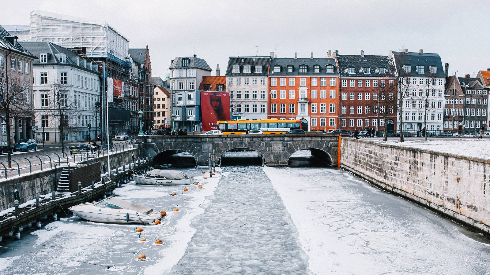 Vinter i Frederiksholms Kanal i Københavns hjerte.