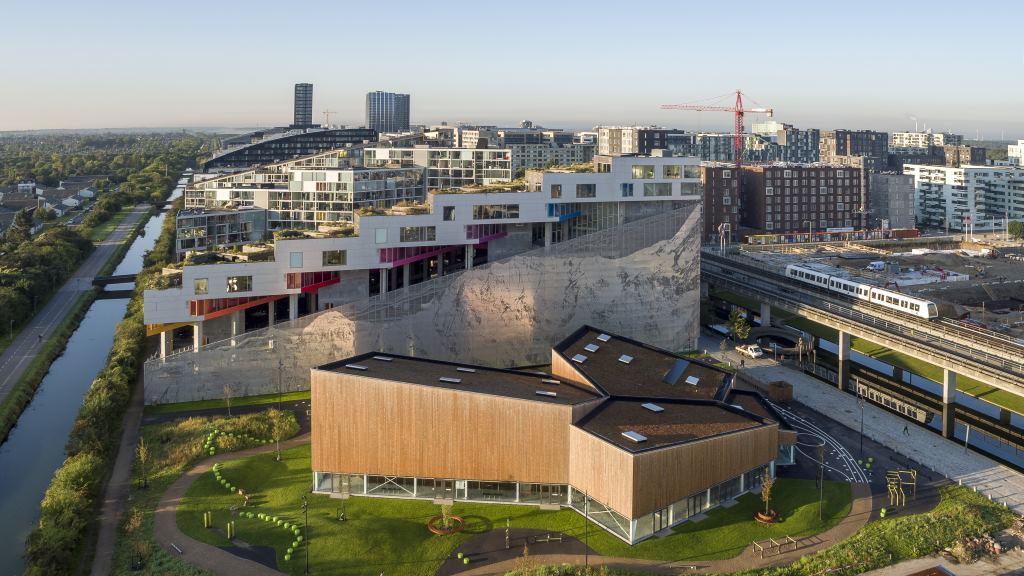 Streethall Ørestad is a public sports hall in Copenhagen's architectural Ørestad neighbourhood.