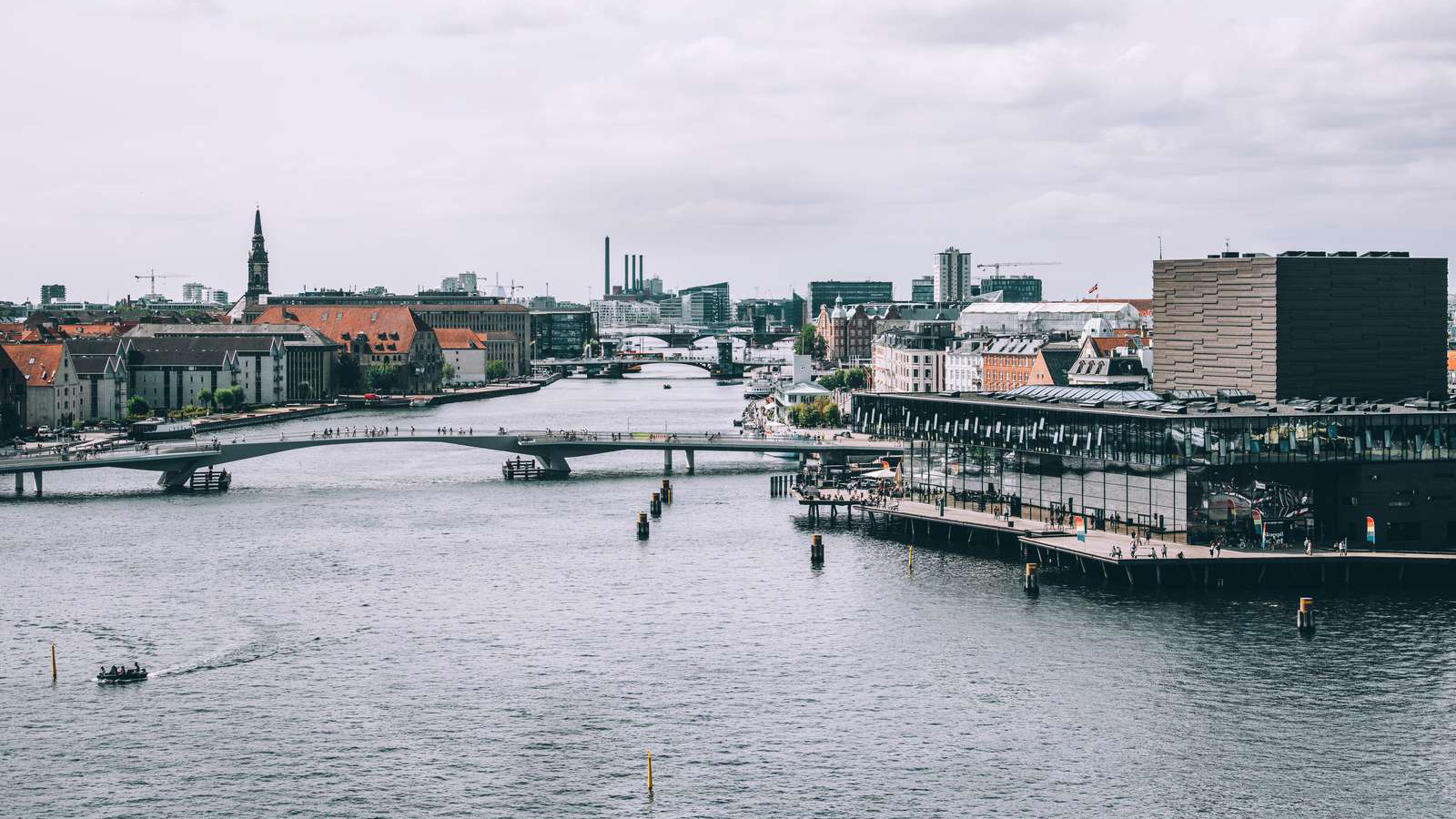 Udsigt ned gennem Københavns Inderhavn med Inderhavnsbroen og Skuespilhuset i forgrunden.