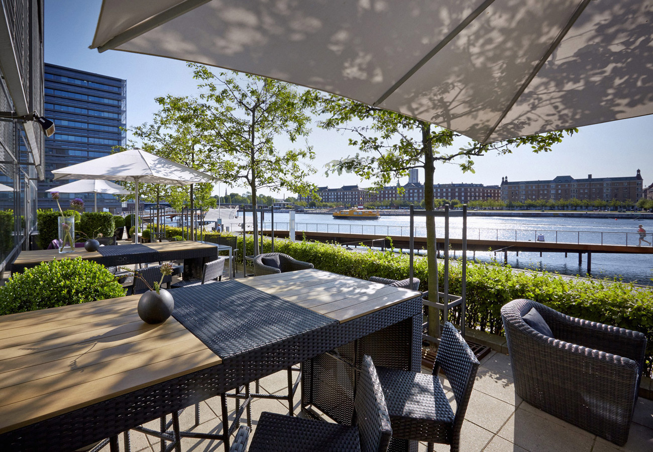 Terrasse på Copenhagen Marriott ud til Københavns Havn.