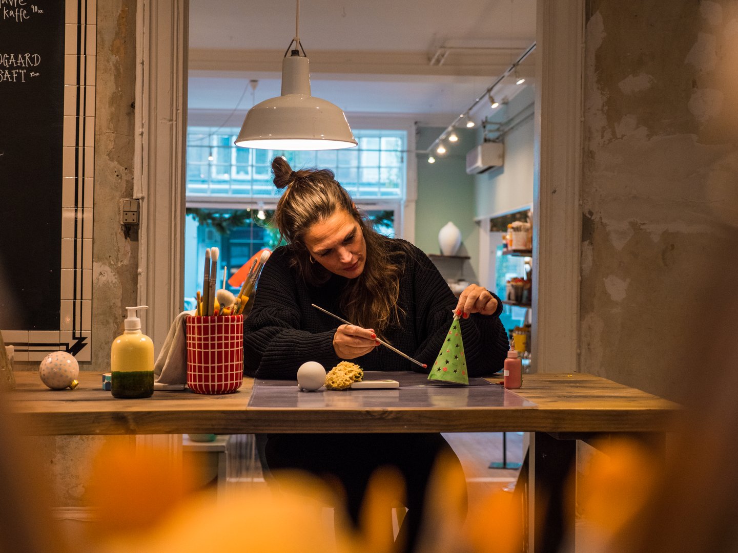 En hyggelig og kreativ aktivitet er at male din egen keramik hos Creative Space