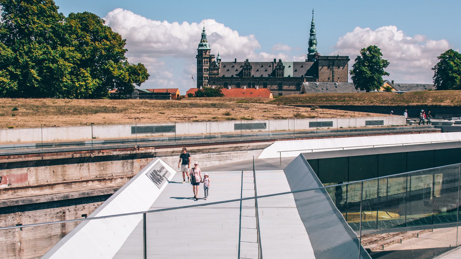 Indgangen til M/S Museet for Søfart med Kronborg Slot i baggrunden.