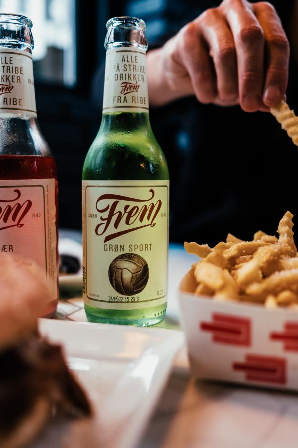 Flyvergrillen - Food is served